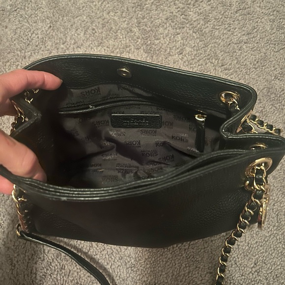 Black Michael kors crossbody shoulder purse with gold chain - Picture 9 of 10